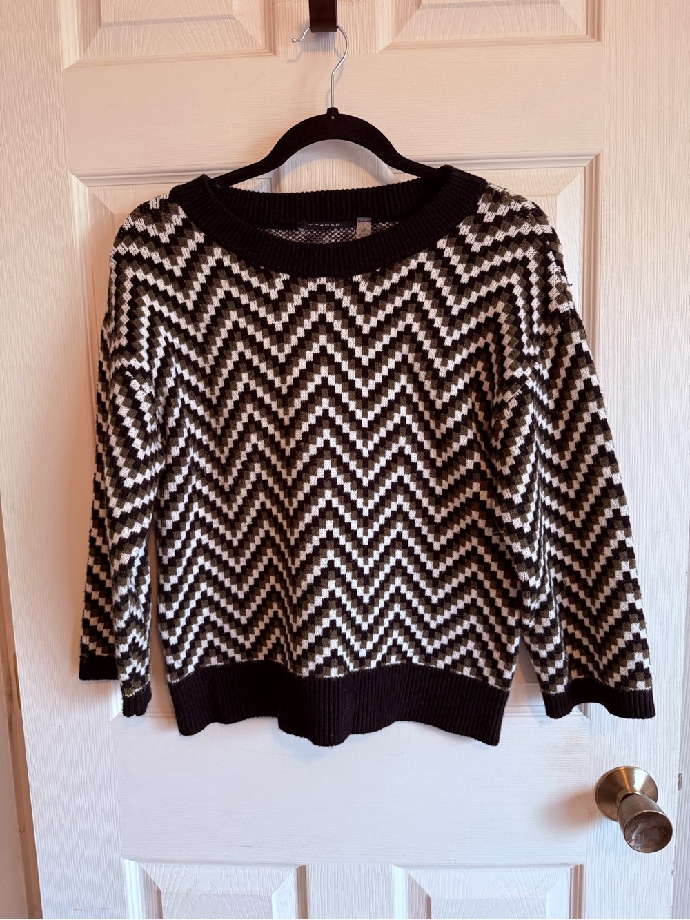 T Tahari Olive Black White Chevron Crewneck Sweater Cosby Artsy Heritage Small